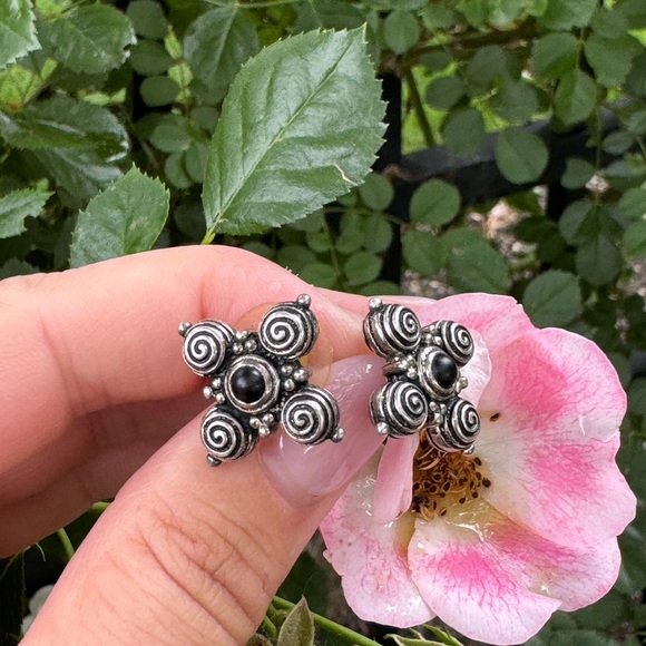 Caroline Ballou 925 Sterling silver and 18K yellow gold posts with onyx earrings - Picture 3 of 14